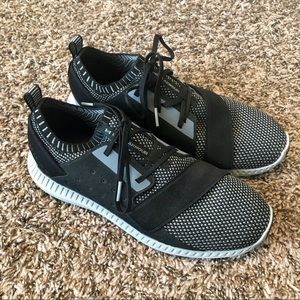 EUC Boys Black Under Armour Athletic Shoes 6.5